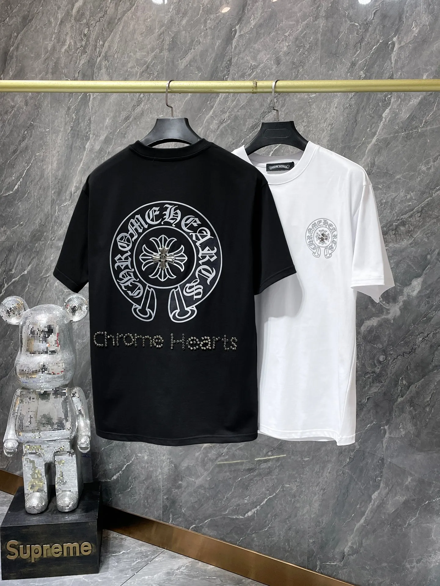 P186 New Chrome Hearts 25ss engraving film hot diamond high version for summer! High-weight, environmentally friendly and high-quality top-quality fabrics 260g~270g Cromat's Sanskrit cross-engraved film, hot-drilled, hand-buttoned short sleeves, counter synchronization, replica version 1:1 Recommended color: black, white, size: S, M, L, XL